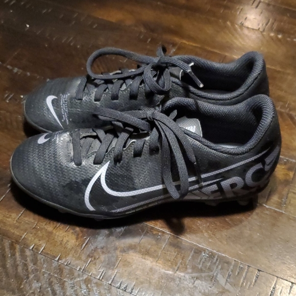 Youth Soccer Cleats - Picture 4 of 6